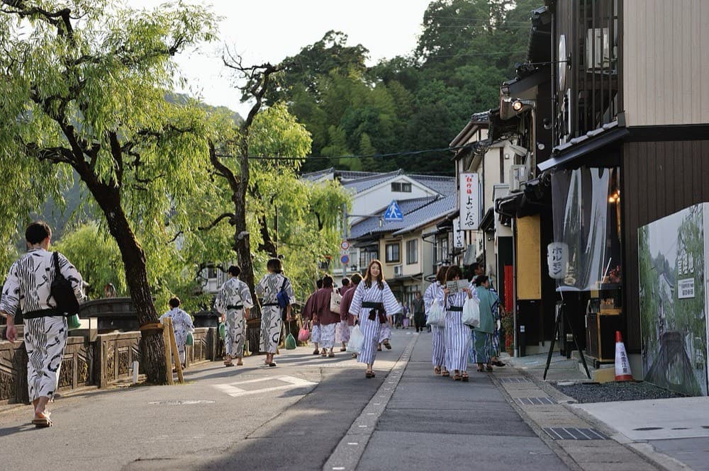 浴衣で歩く城崎の温泉街