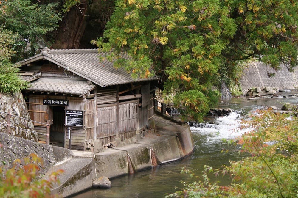 川沿いの湯小屋