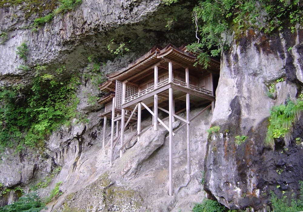 三徳山投入堂（写真は新緑期）
