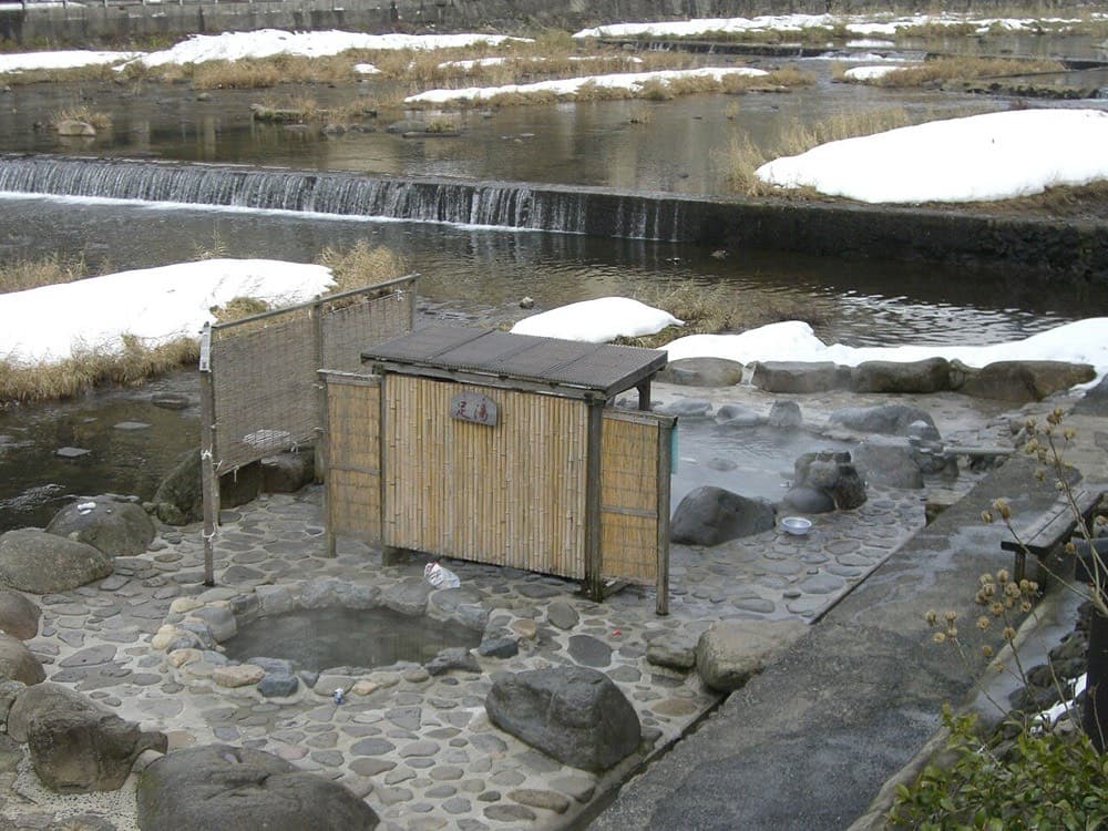雪の日の河原の湯