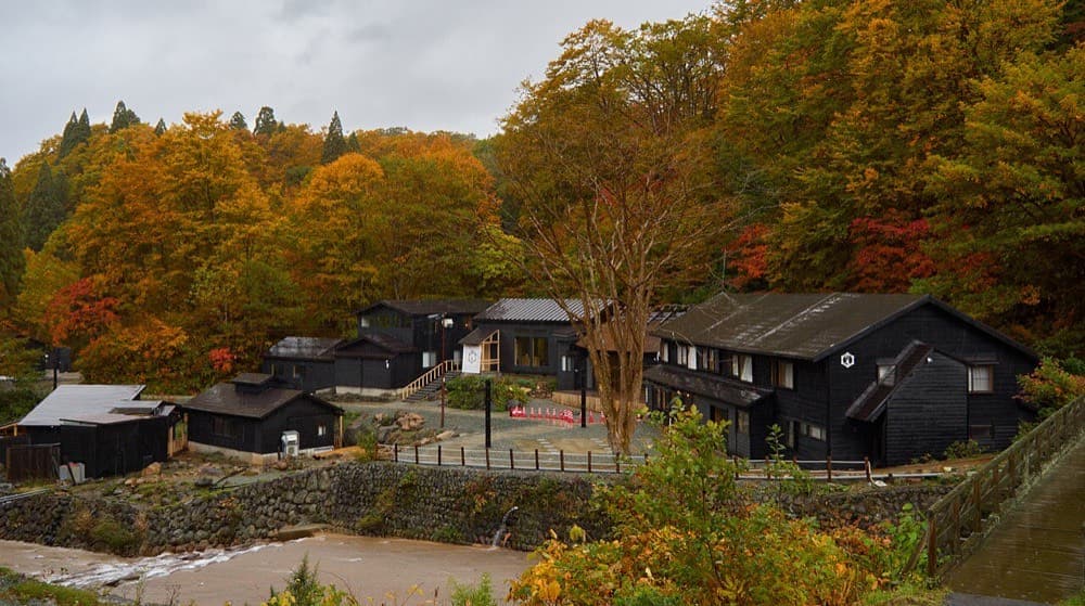 紅葉に囲まれた乳頭温泉郷の湯宿