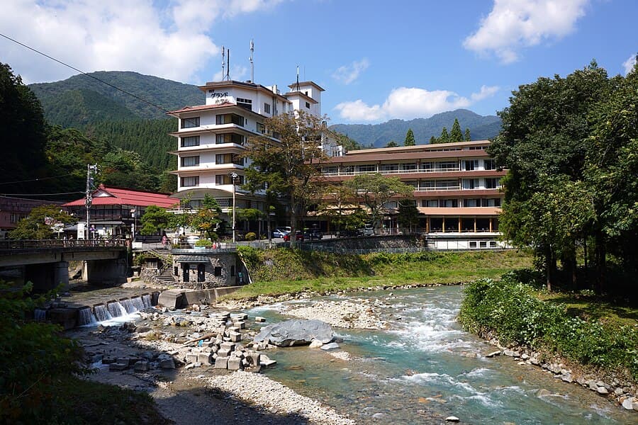 四万温泉 中之条 2013 (9993444756).jpg