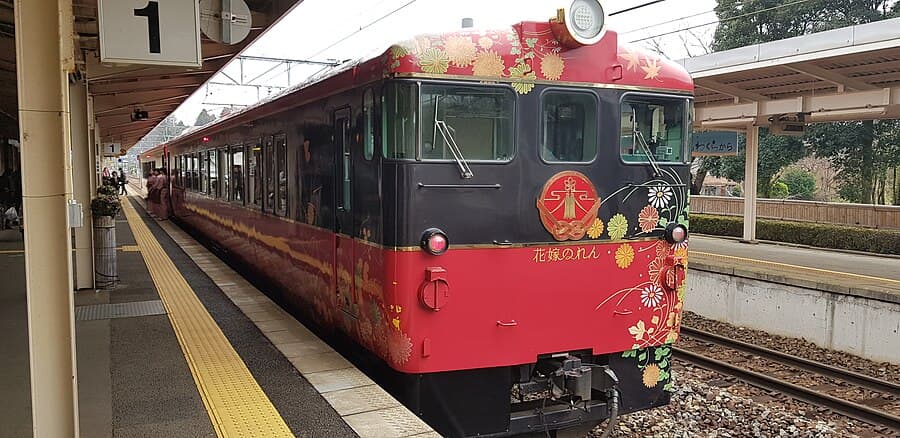 Hanayome Noren train at Wakura-Onsen Station.jpg