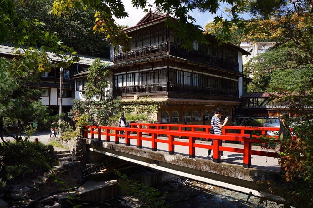 四万温泉・積善館(写真は新緑期)
