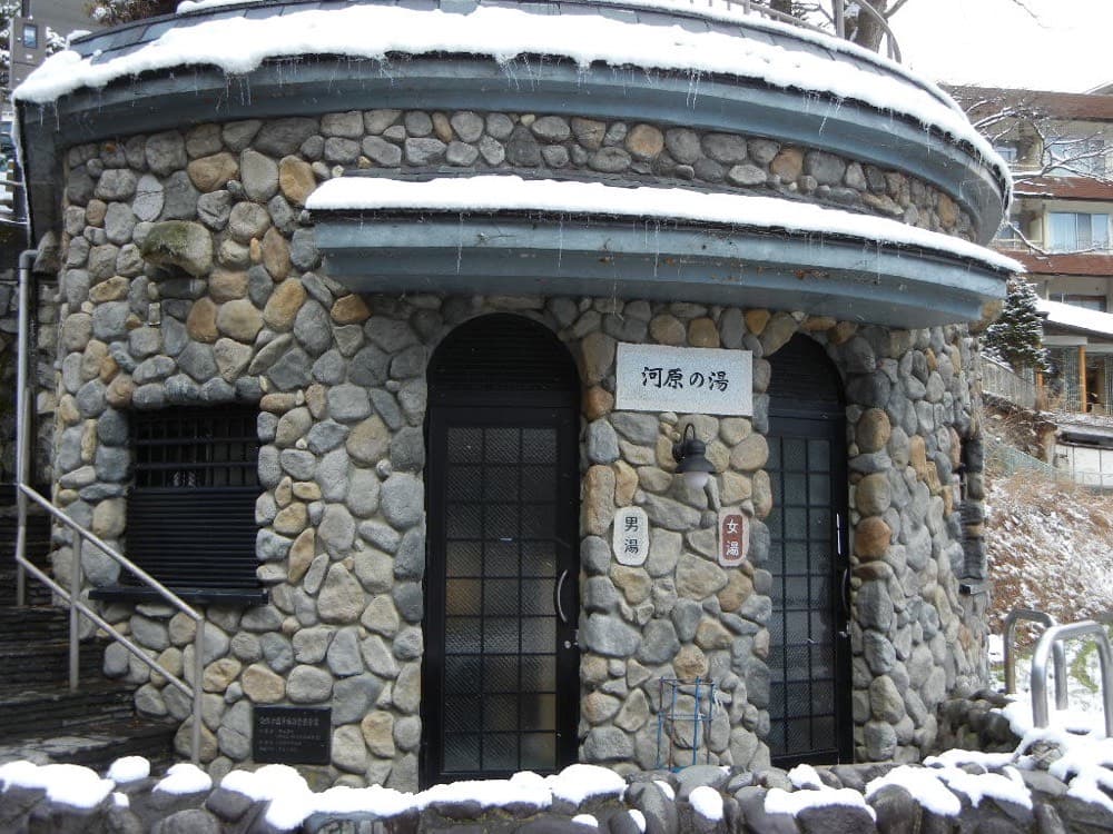 雪の積もった共同浴場「河原の湯」(12月)