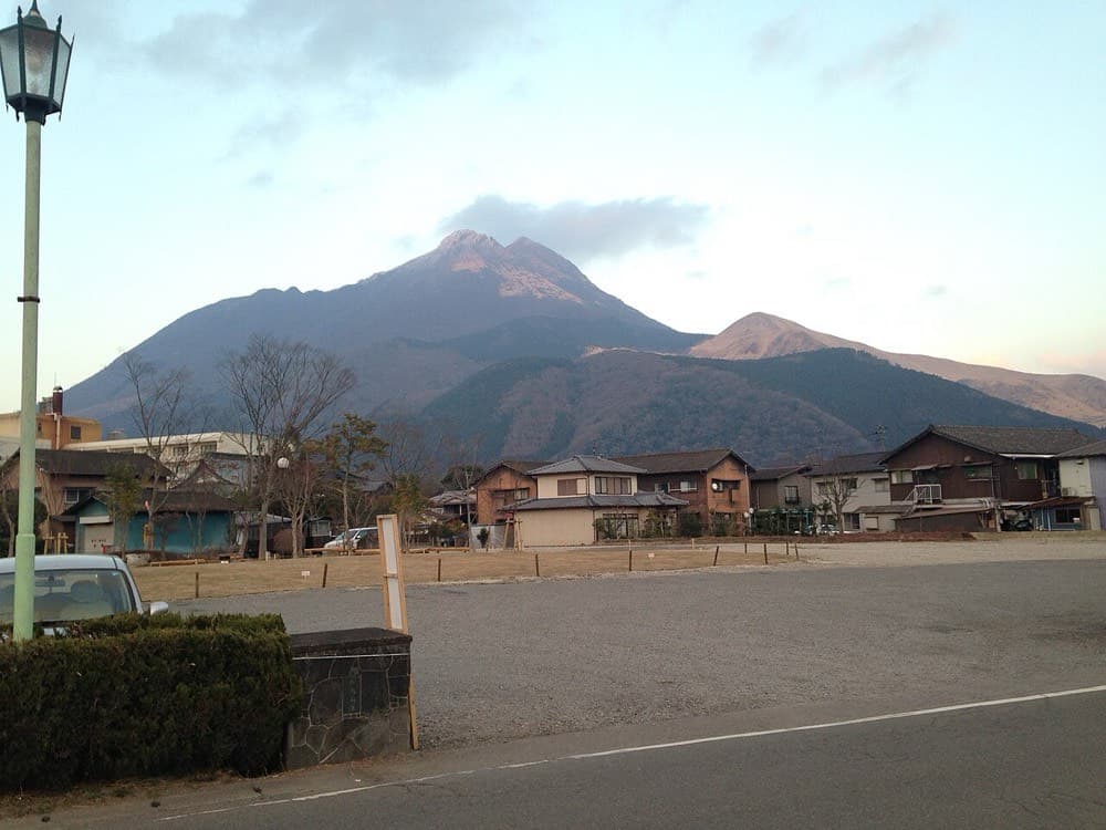温泉街から望む夕暮れの由布岳